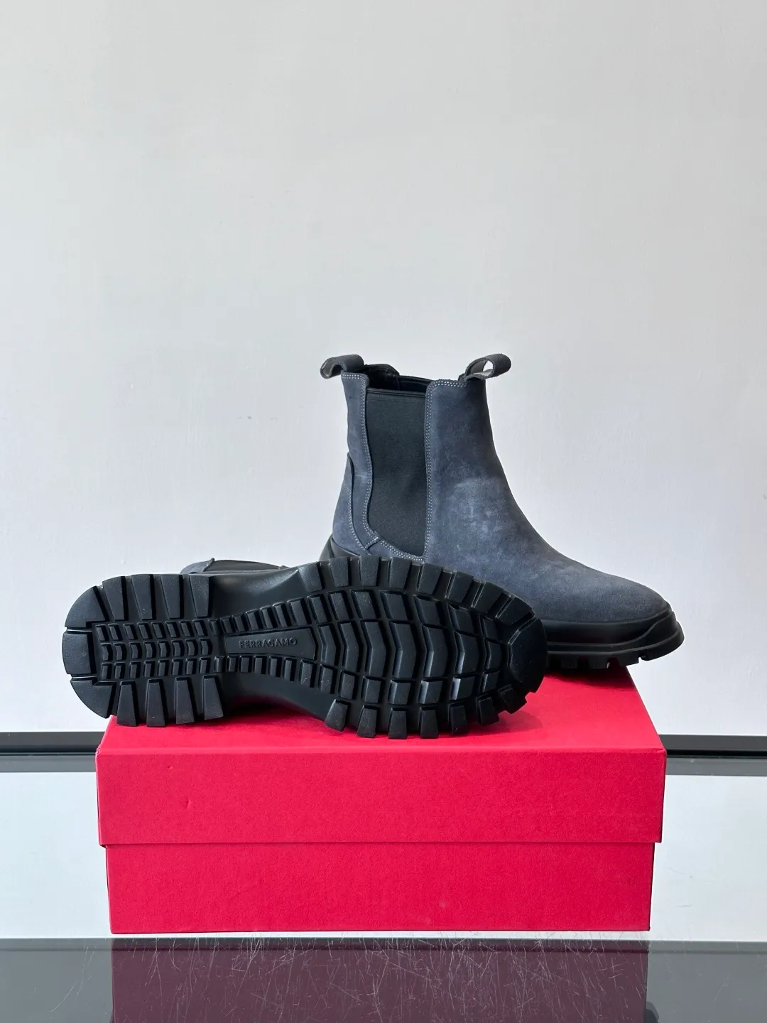 Men's men's shoes 💰960 FERRAGAMO Chelsea boots, super A Chelsea shoes equipped with thick outsole, minimalist design exudes modern charm. Imported leather surface, good texture, leather lining, easy to wear!  size: 39-44 (38.45.46 customized)